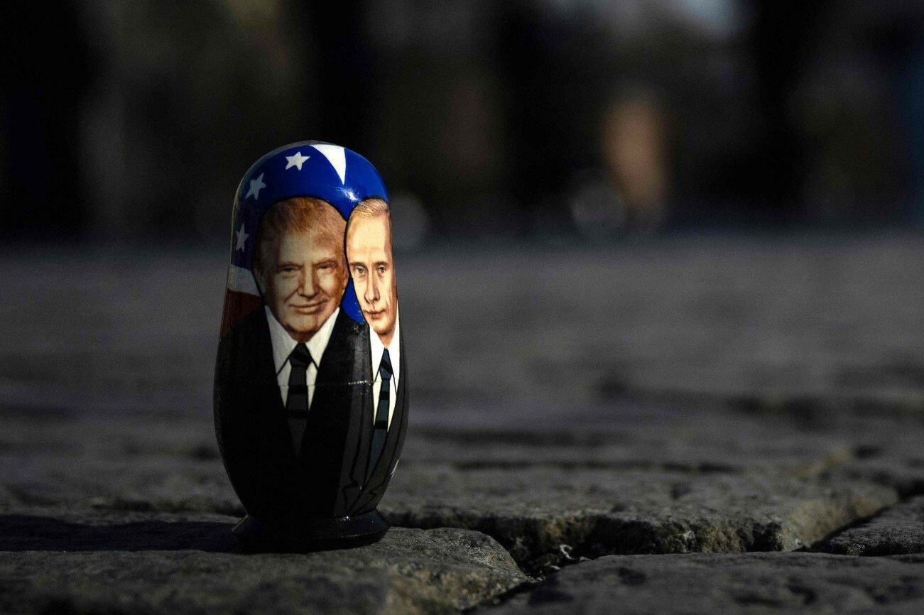 Matrioszka z wizerunkami Donalda Trumpa i Władimira Putina.