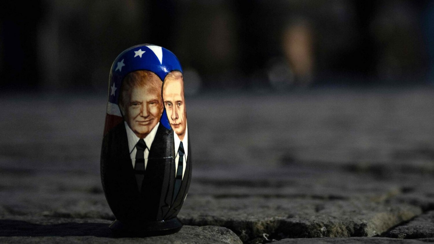 Niemiecka prasa pisze o niepokoju, jaki w Polsce wywołuje zbliżenie USA Donalda Trumpa i Rosji. Matrioszka z wizerunkami Donalda Trumpa i Władimira Putina.