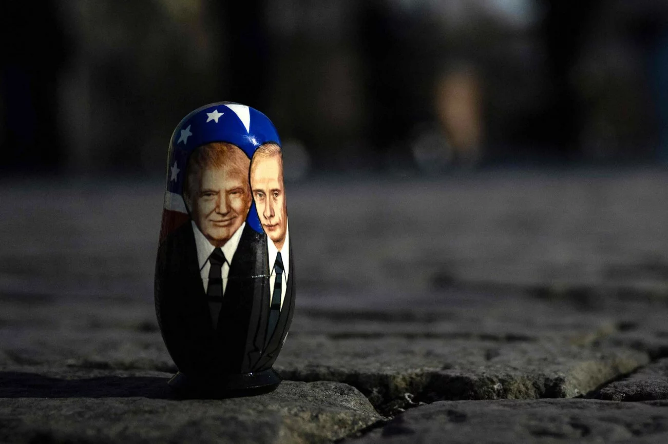 Niemiecka prasa pisze o niepokoju, jaki w Polsce wywołuje zbliżenie USA Donalda Trumpa i Rosji. Matrioszka z wizerunkami Donalda Trumpa i Władimira Putina.