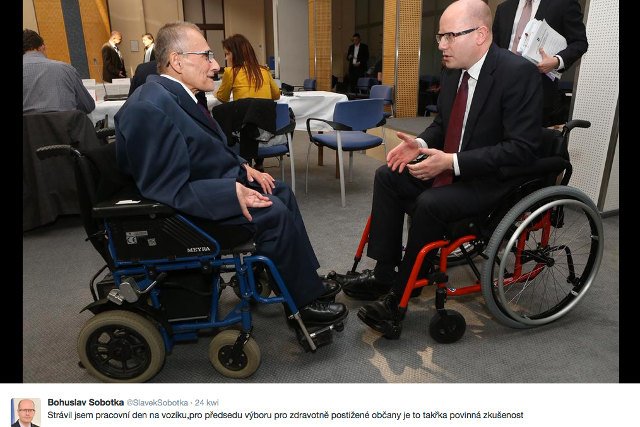 Premier Czech Bohuslav Sobotka spędził cały dzień na wózku inwalidzkim
