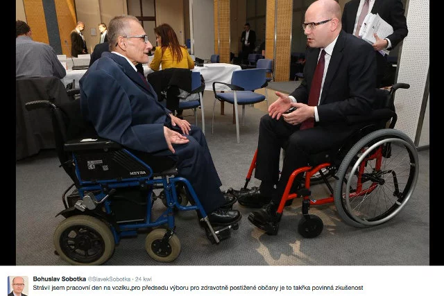 Premier Czech Bohuslav Sobotka spędził cały dzień na wózku inwalidzkim