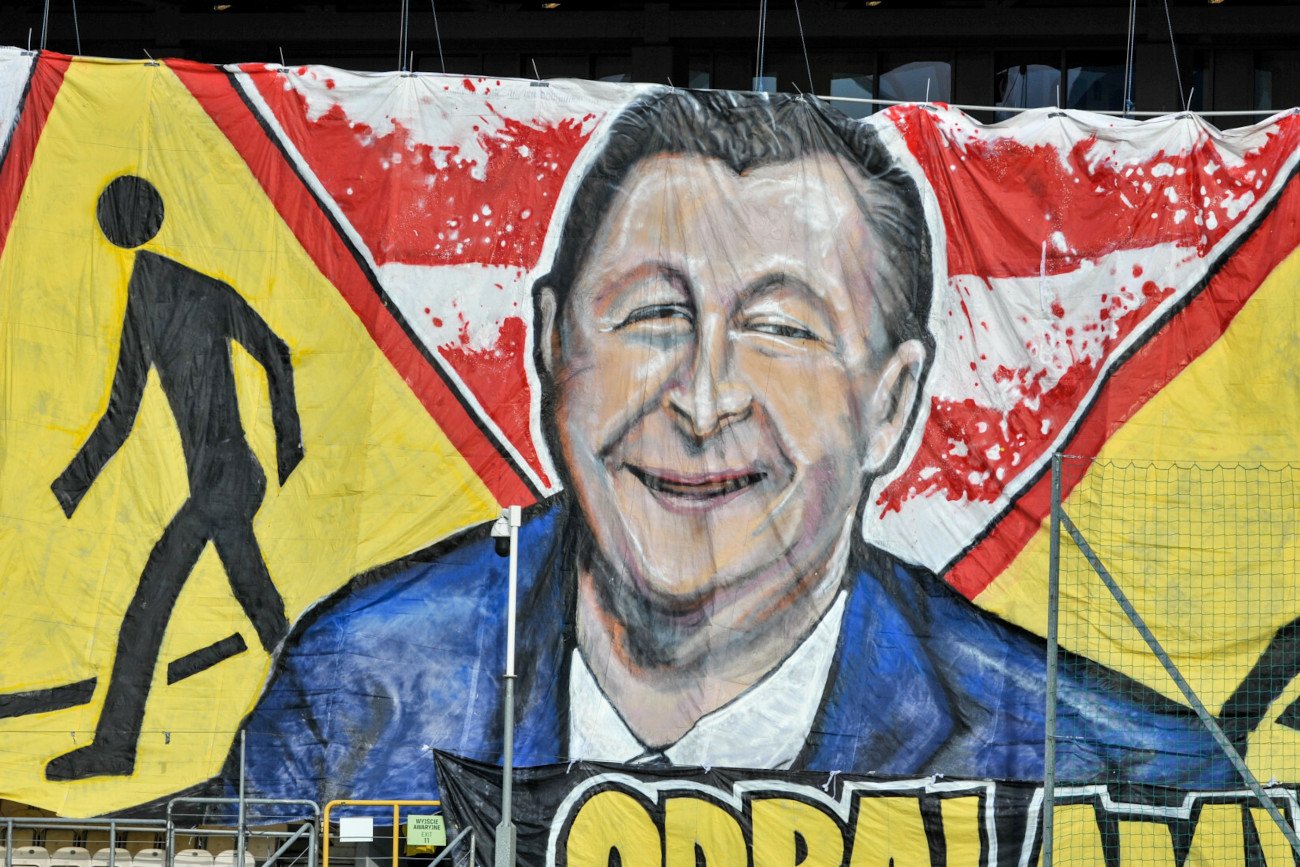 Kibice Cracovii i Tomasz Hajto, który stal się głównym bohaterem oprawy z niedzielnego meczu. Dlaczego?