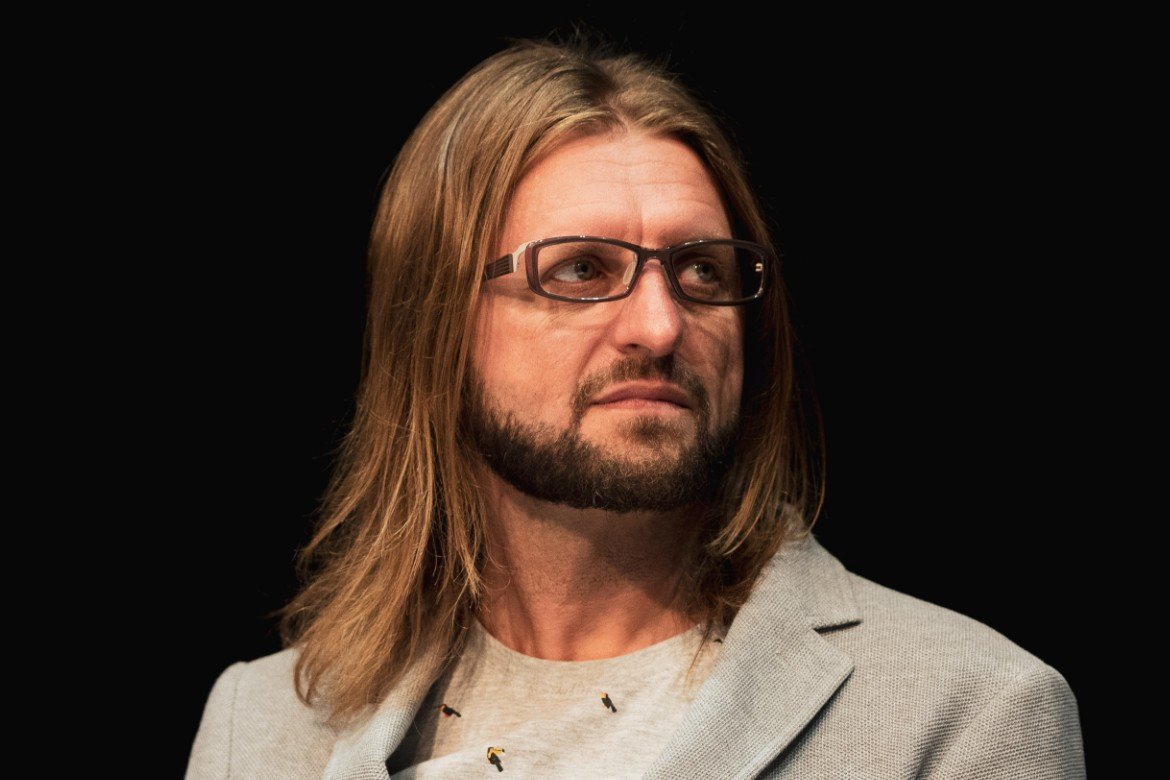 Leszek Możdżer opublikował w Jazz Forum felieton, w którym rozpowszechnia fake newsy i spiskowe teorie.