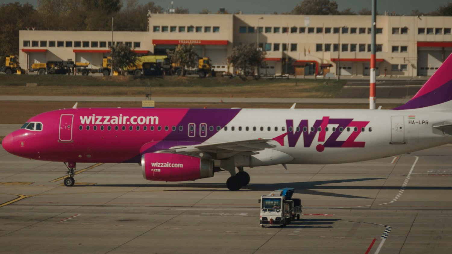 WizzAir zapowiada kolejne cięcia. 7 popularnych tras wkrótce zniknie WizzAir zapowiada kolejne cięcia