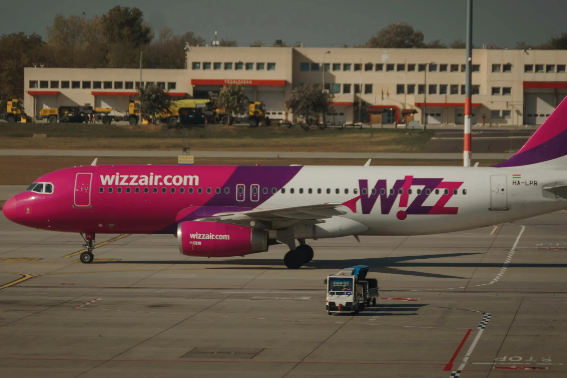 WizzAir zapowiada kolejne cięcia. 7 popularnych tras wkrótce zniknie WizzAir zapowiada kolejne cięcia