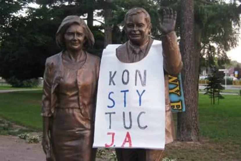 Tak KOD "przyozdobił" pomnik Lecha Kaczyńskiego w Białej Podlaskiej.