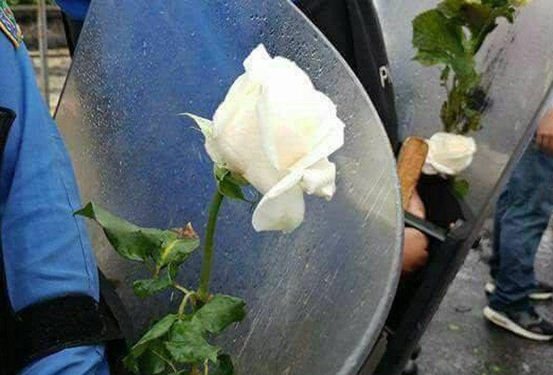 Podczas zamieszek Hondurasie policja stanęła po stronie ludzi.