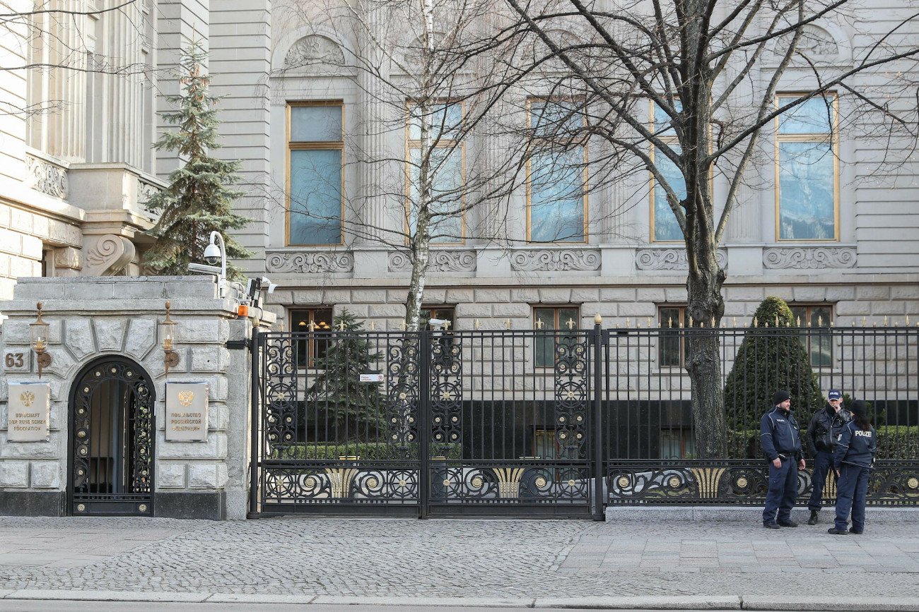 Przed rosyjską ambasadą w Berlinie znaleziono ciało 35-letniego sekretarza tamtejszej placówki