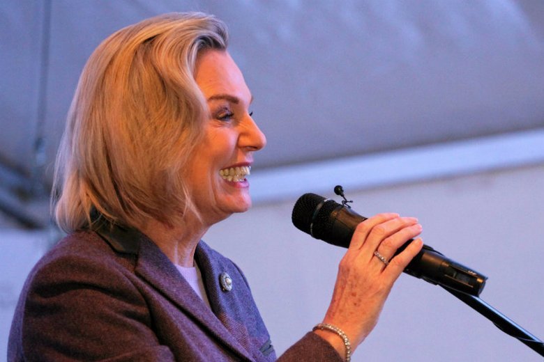 Anna Maria Anders odsłoniła tablicę poświęconą polskim żołnierzom. Problem w tym, że w napisie były koszmarne błędy.