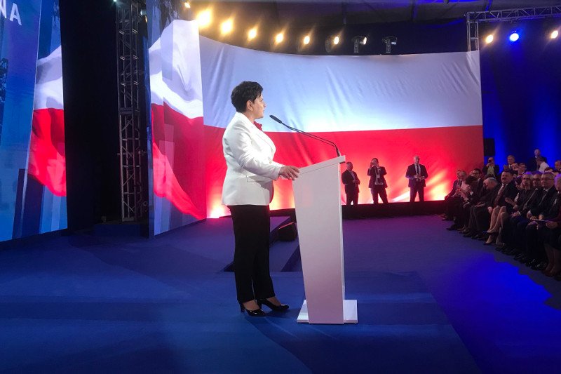 Była premier Beata Szydło pojawiła się na scenie po przemowach Jarosława Kaczyńskiego i Mateusza Morawieckiego.