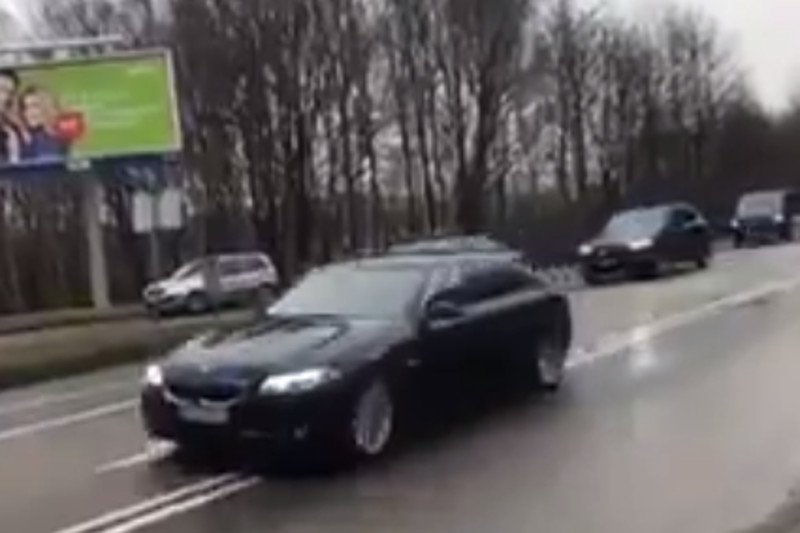 Czerwone seicento prześladuje kolumny samochodów BOR. Tym razem na trasie spotkał je prezydent Duda