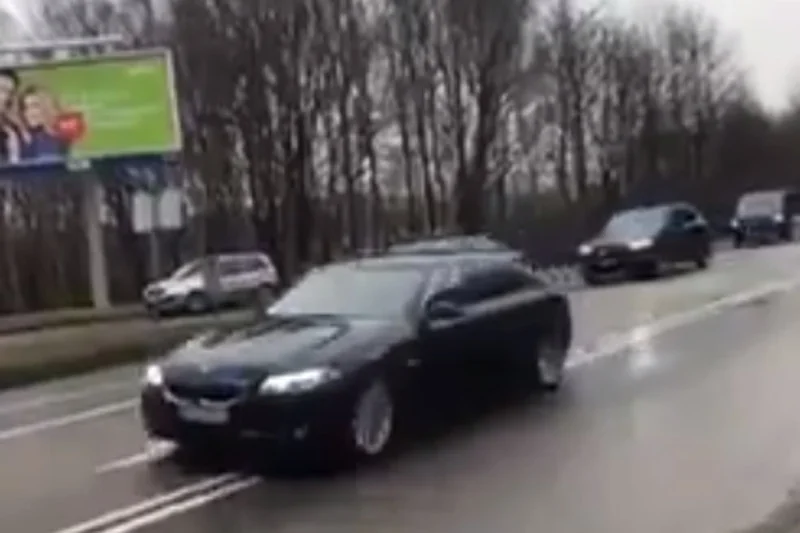Czerwone seicento prześladuje kolumny samochodów BOR. Tym razem na trasie spotkał je prezydent Duda