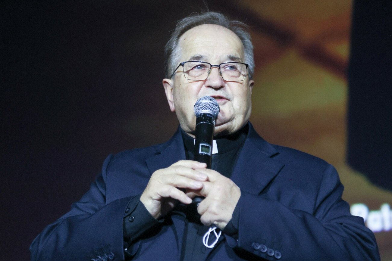 Rząd zapłacił 300 tys. fundacji Rydzyka Brejza ujawnia szczegóły zlecenia.