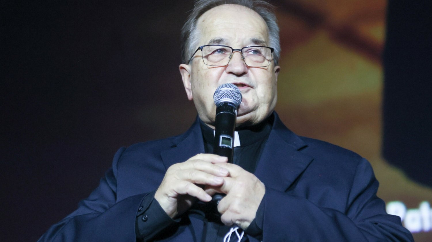 Rząd zapłacił 300 tys. fundacji Rydzyka Brejza ujawnia szczegóły zlecenia.