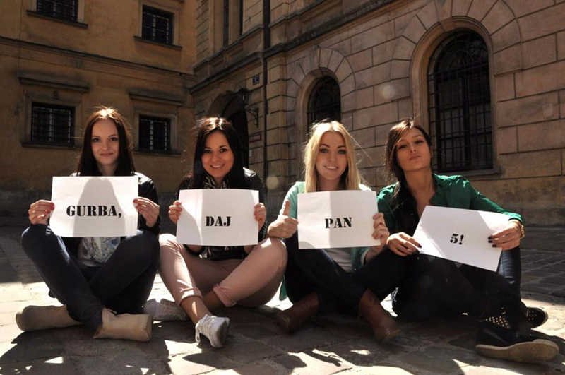 Sylwia Kupiec, Jola Szkudlarek, Ania Szumska i Karolina Pałyga z akcji "Gurba, daj Pan 5".
