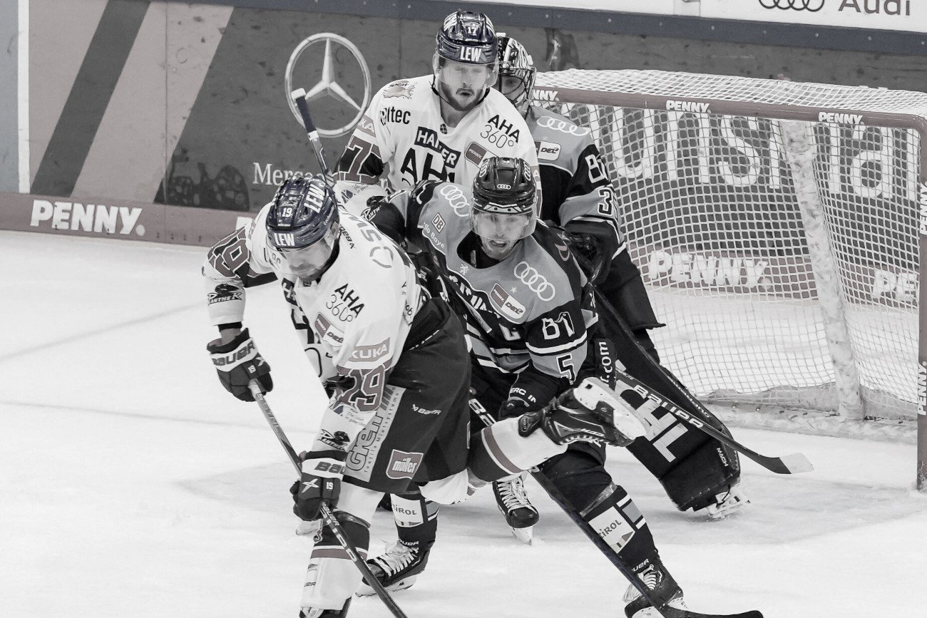 Na zdjęciu jednym z zawodników jest Adam Johnson, który zginął w tragicznym wypadku.