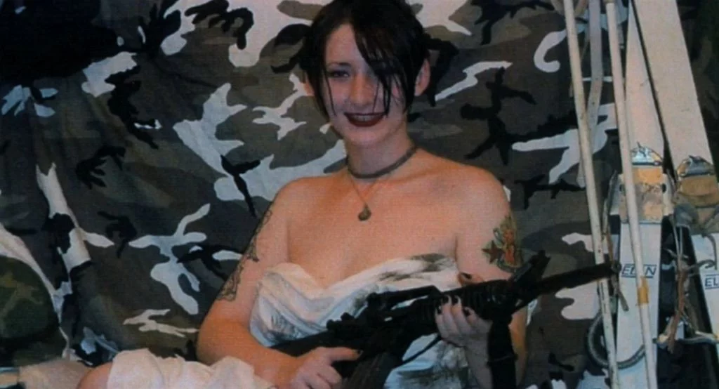 „Zabawy z bronią” (2002). Zdjęcie z kalendarza stworzonego przez wielbicieli broni, którzy chcieli w ten sposób pokazać, że są „normalnymi ludźmi”
