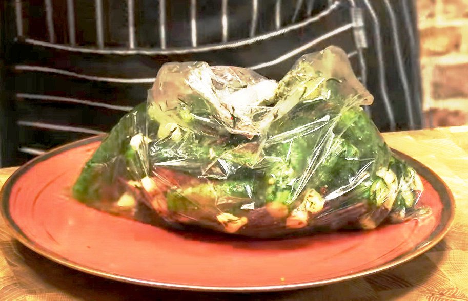 Przepis na ogórki małosolne "na sucho".