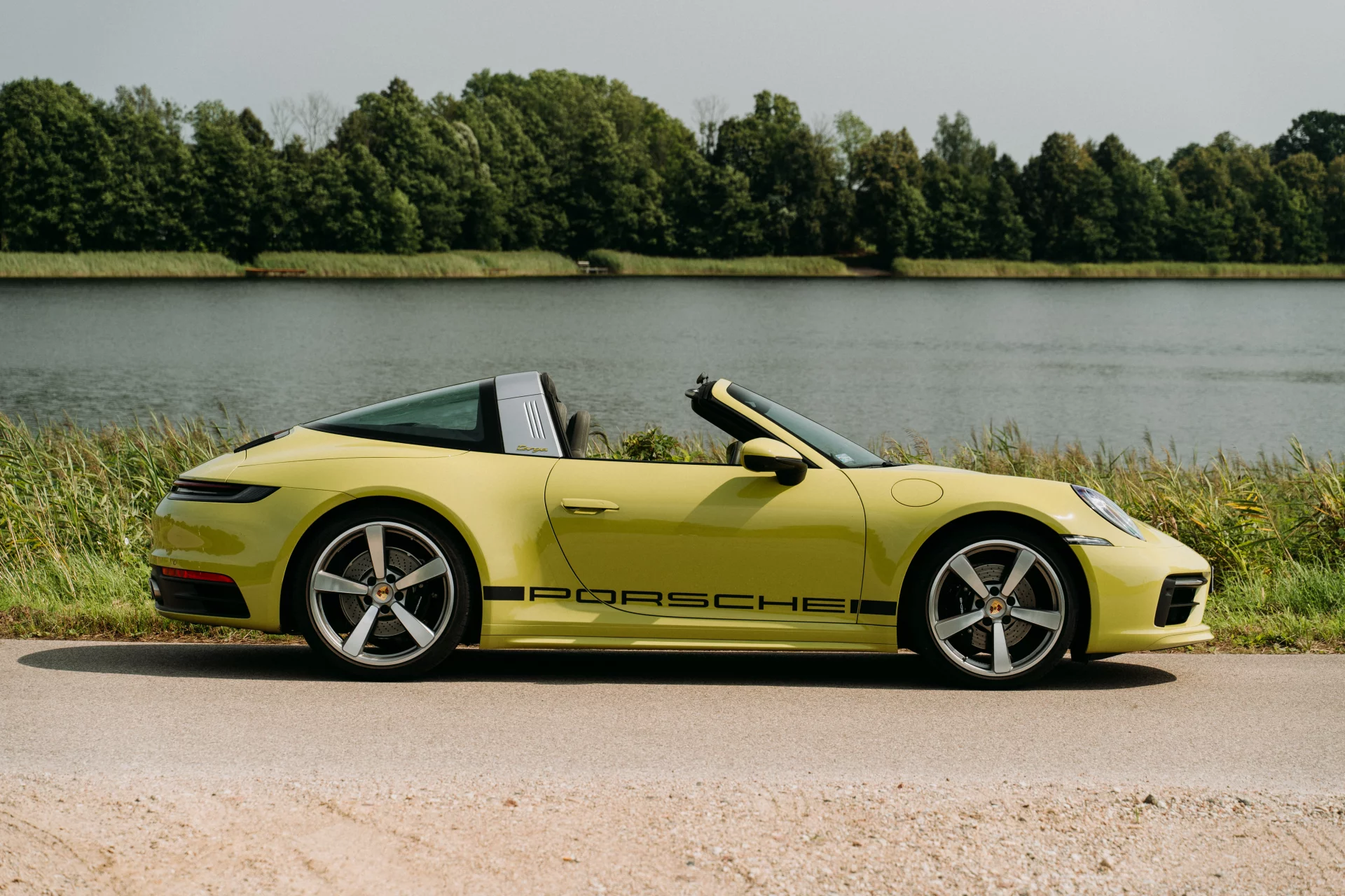Porsche 911 Targa to unikatowa linia i piękna historia.