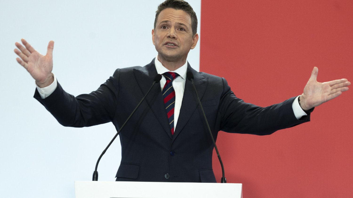Trzaskowski nagle zmienił zdanie! "Z szacunku" debata będzie miała nową formułę Debata w Końskich nie tylko dla Trzaskowskiego i Nawrockiego. Nowa formuła