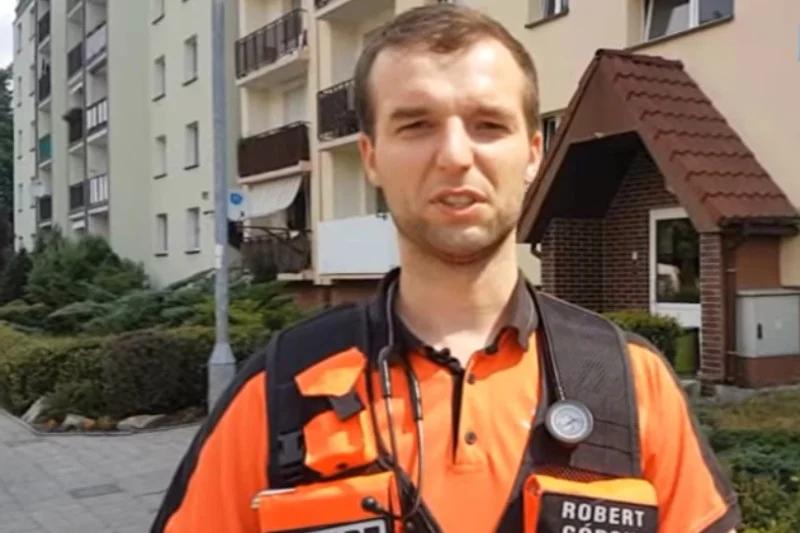 Robert Górski wszedł do mieszkania po kratkach balkonowych. Wszystko dlatego, że w środku był nieprzytomny mężczyzna i lekarz uznał, że liczy się każda minuta.
