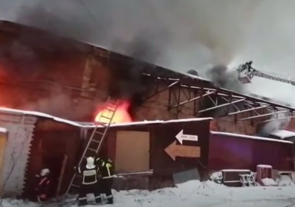 Akcja służļ ratowniczych podczas pożaru w centrum Moskwy.