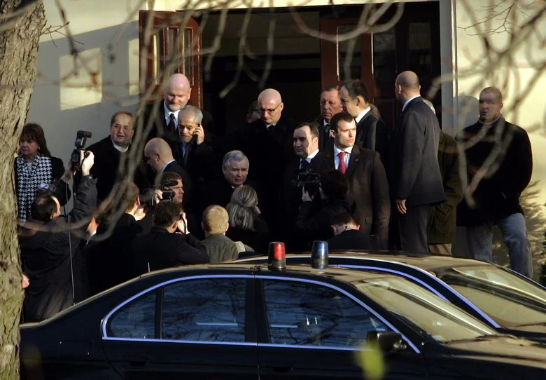 15 urodziny Radia Maryja w 2006 r. – ówczesny premier Jarosław Kaczyński oraz m.in. wicepremier Przemysław Gosiewski z wizytą u o. Tadeusza Rydzyka.