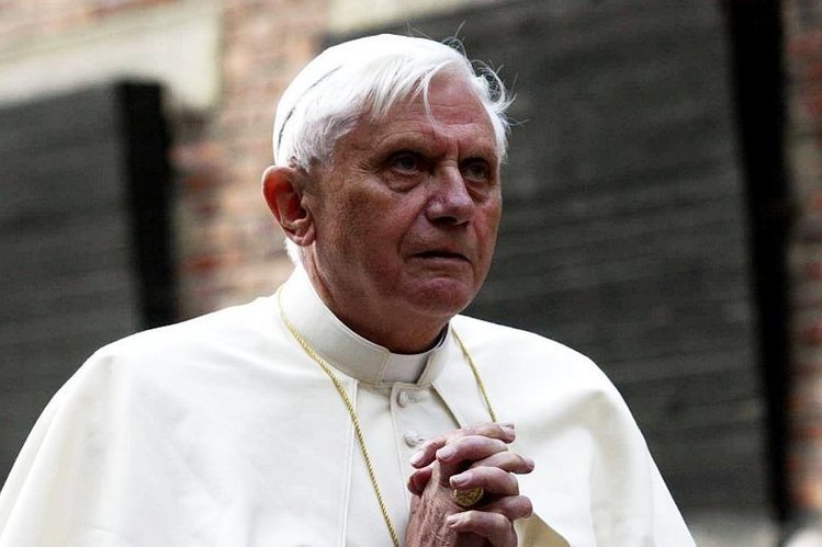 Benedykt XVI poucza Franciszka.