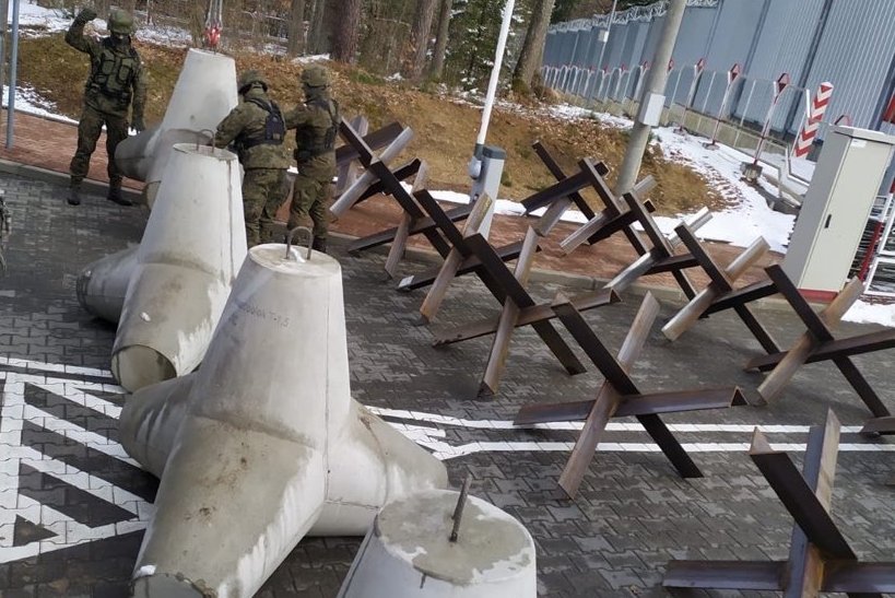 Polscy żołnierze umacniają granicę polsko-białoruską.