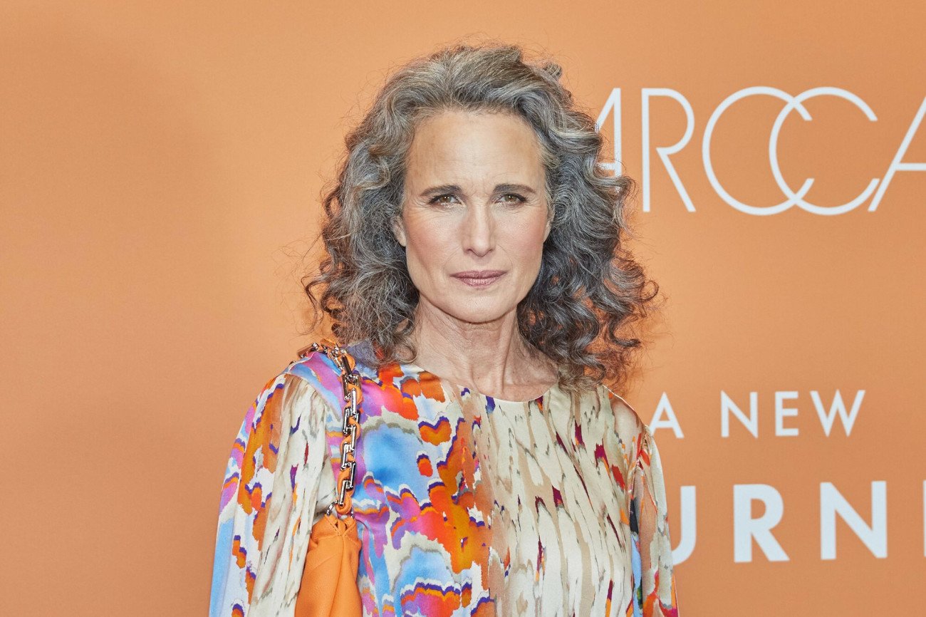 Andie MacDowell to jedna z tych aktorek, które nie boją się pokazywać oznak starzenia, jak siwe włosy czy zmarszczki.
