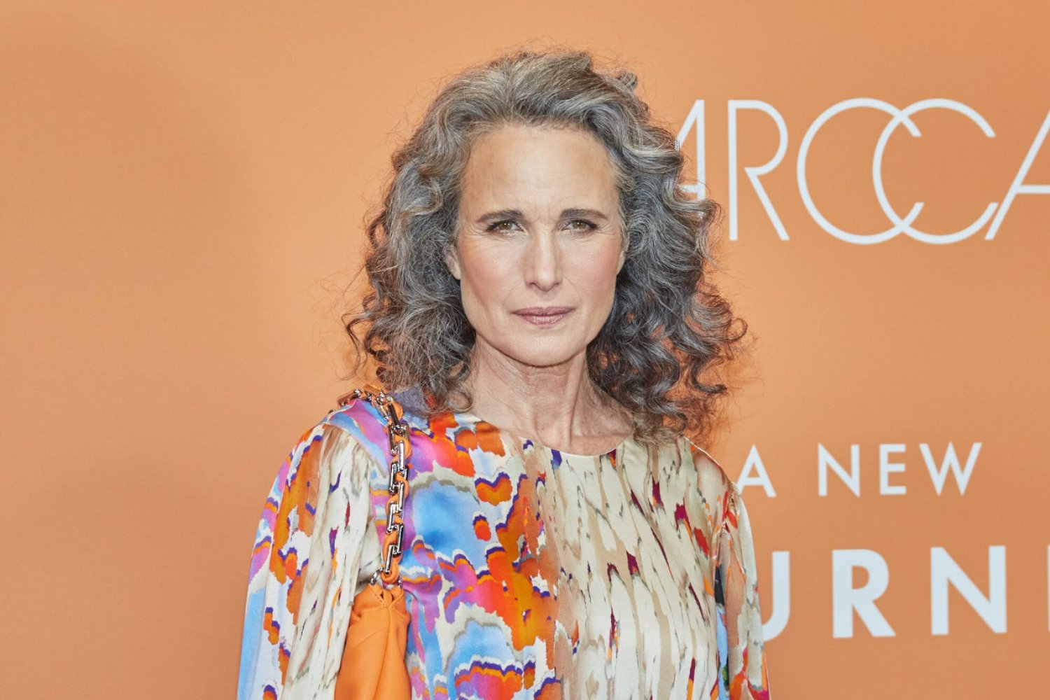 Andie MacDowell to jedna z tych aktorek, które nie boją się pokazywać oznak starzenia, jak siwe włosy czy zmarszczki.