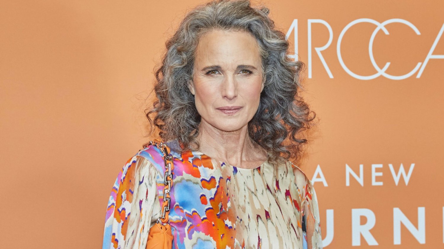 Andie MacDowell to jedna z tych aktorek, które nie boją się pokazywać oznak starzenia, jak siwe włosy czy zmarszczki.
