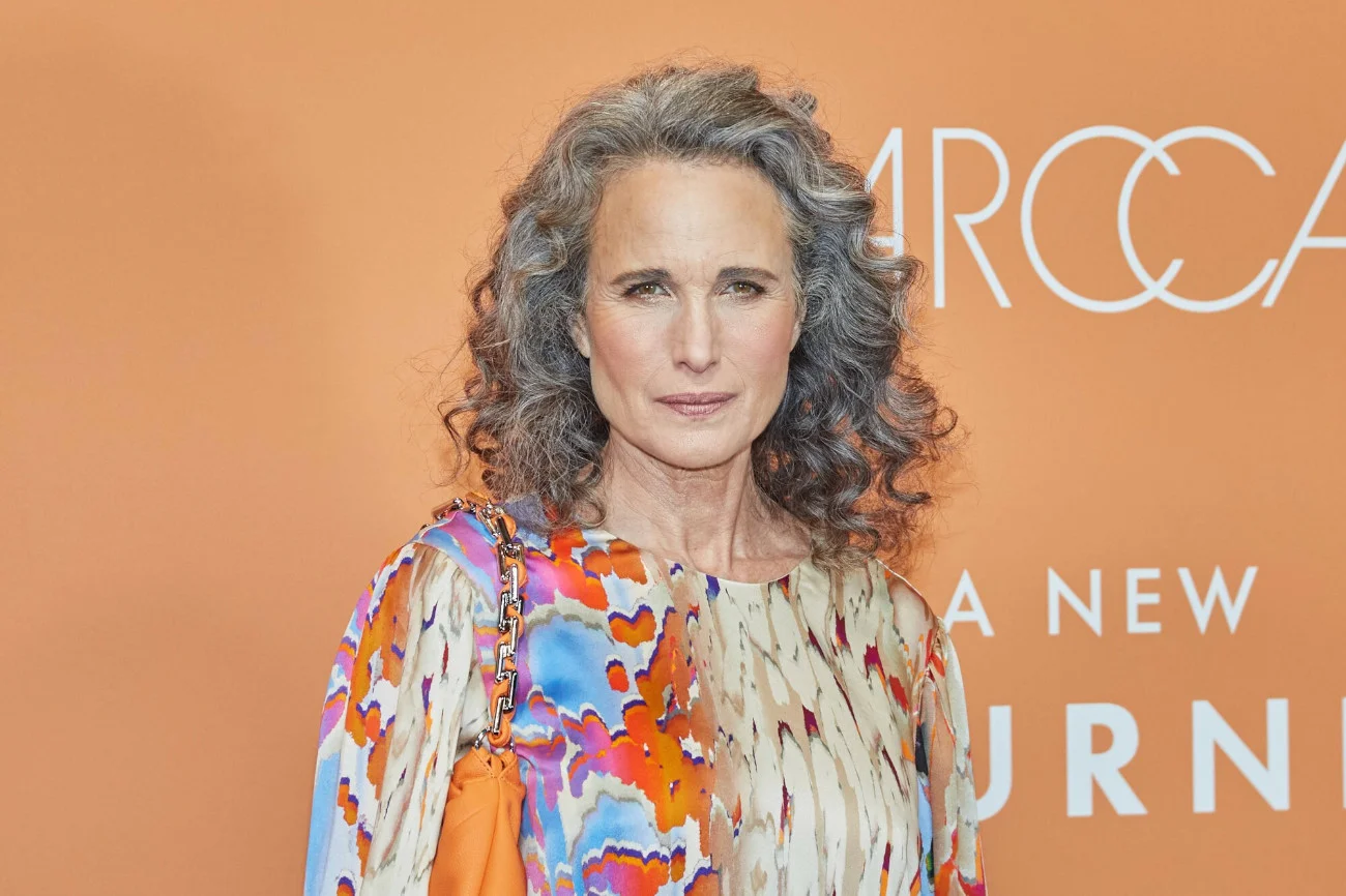 Andie MacDowell to jedna z tych aktorek, które nie boją się pokazywać oznak starzenia, jak siwe włosy czy zmarszczki.