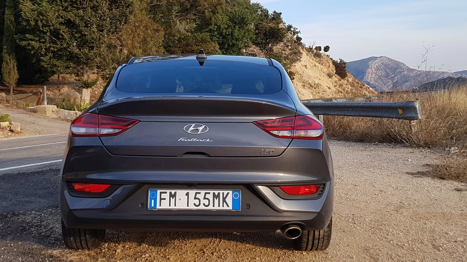Fastback to ładny tył udający trochę sedana i ... mała szyba w tylnej klapie.