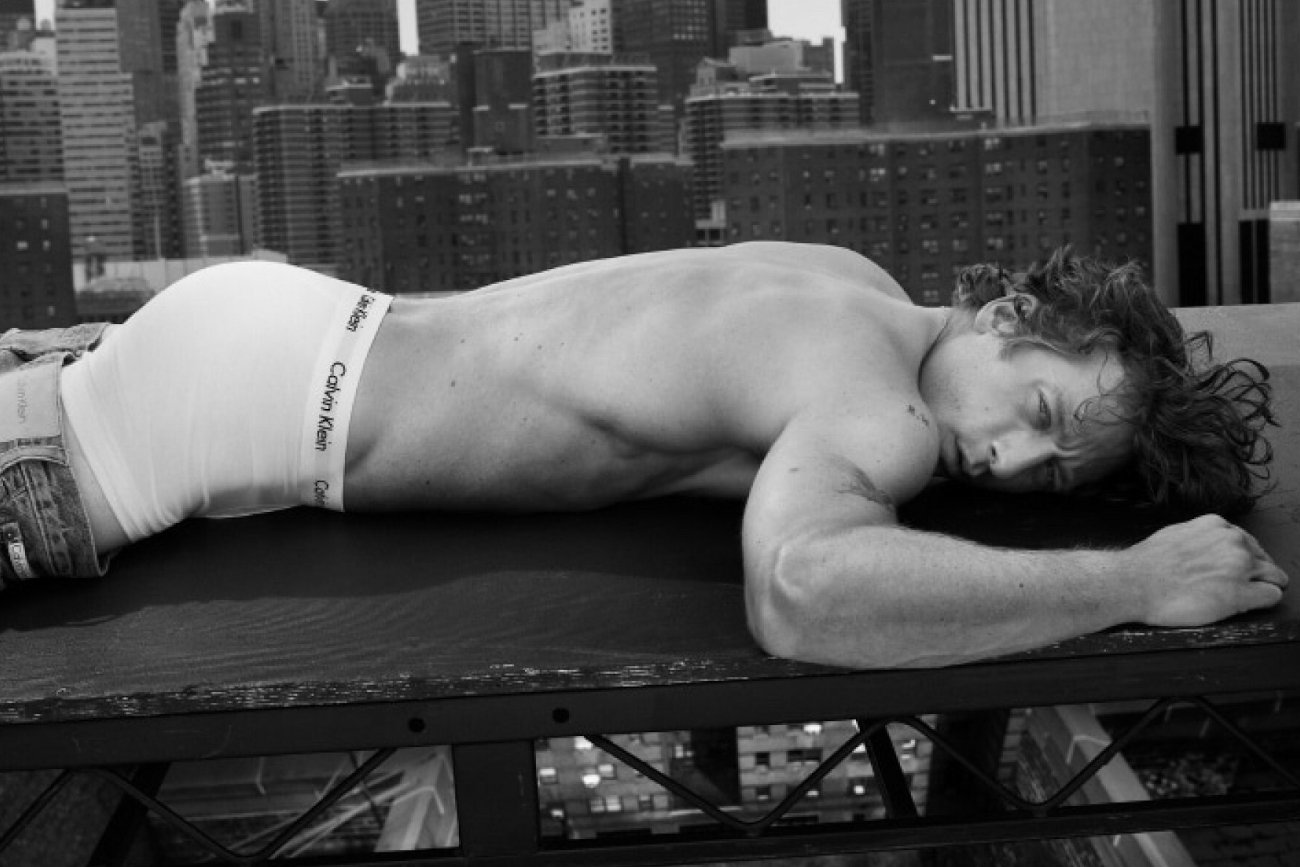 Fanki podniecają się Jeremym Allenem Whitem w kampanii Calvina Kleina. Czy to odwrócony seksizm?