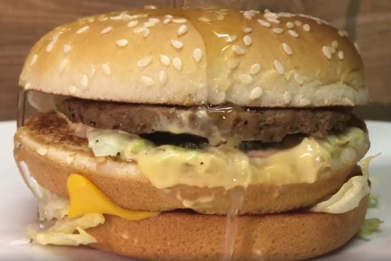 Moment oblania Big Maca kwasem siarkowym.