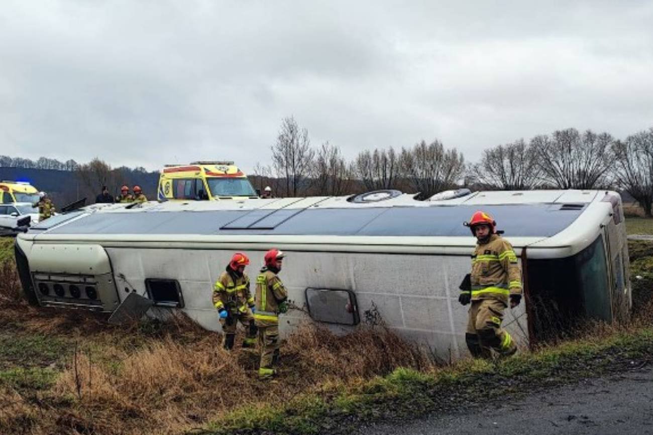Powiat chełmiński: autobus wpadł do rowu. Są poszkodowani