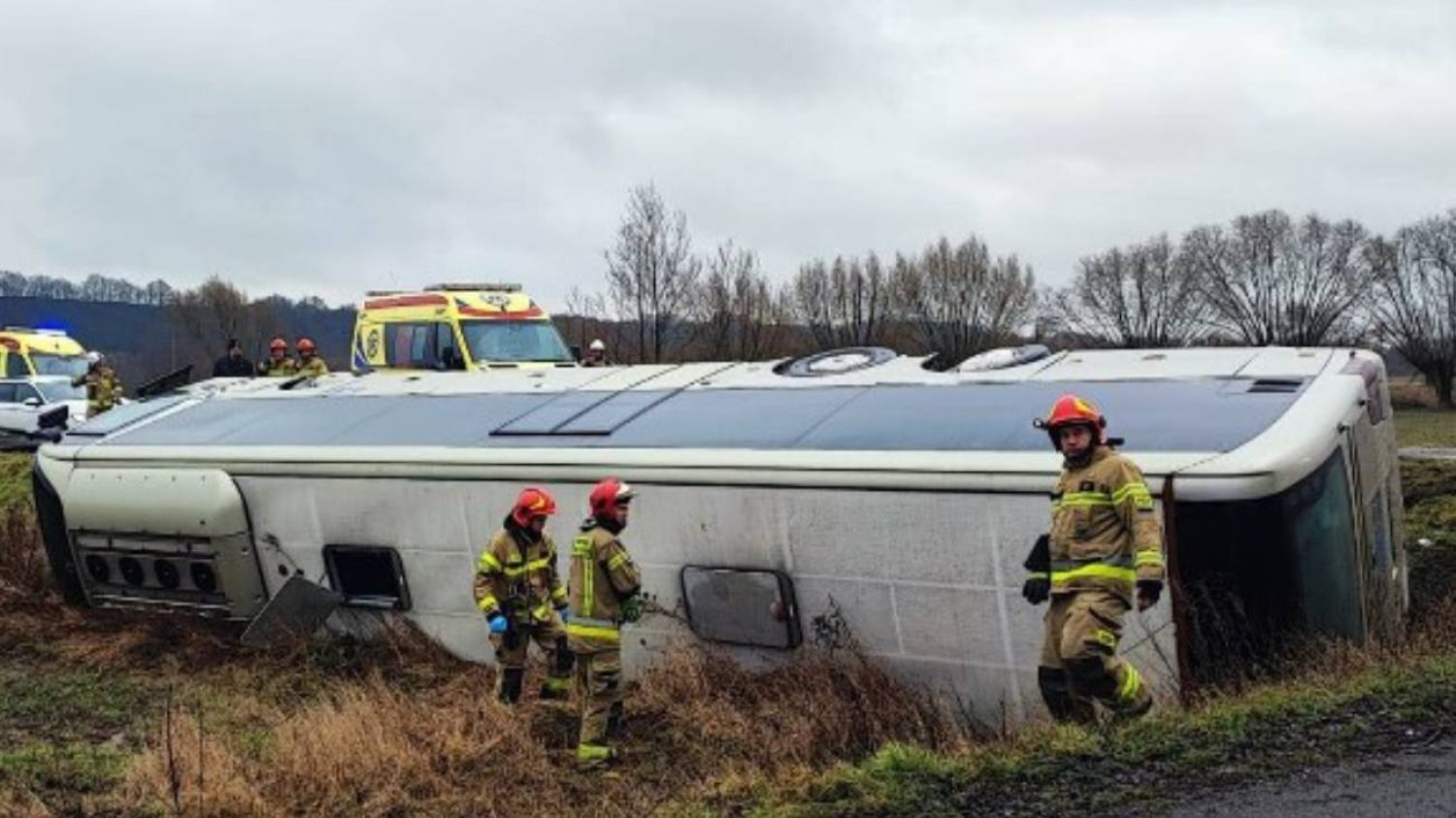Powiat chełmiński: autobus wpadł do rowu. Są poszkodowani