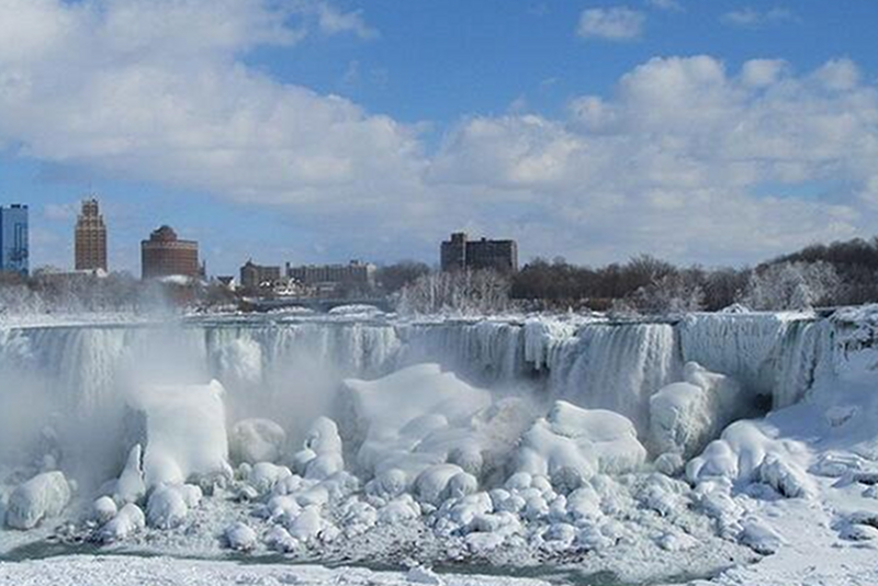 Zamarznięty wodospad Niagara. Rekordowa zima w USA.
