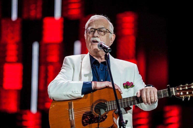 Jan Pietrzak śpiewał, a publiczność wysyłała smsy. Tylko nie wiadomo po co.