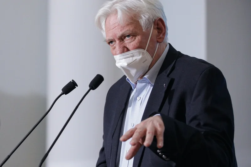 Profesor Andrzej Horban poinformował dzisiaj, że Rada Medyczna chce zaszczepić przeciw COVID-19 ok. tysiąc osób z rządu poza kolejnością