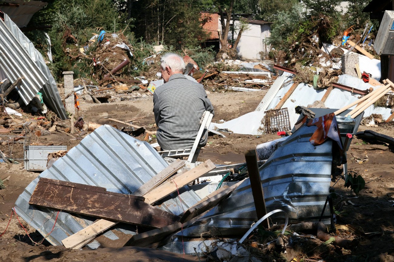 W wyniku powodzi ucierpiało wiele małych miejscowości. W internecie ponawiane są apele, by o nich nie zapominać. Na zdjęciu – Stronie Śląskie, jedno z miast, które ucierpiało najbardziej.