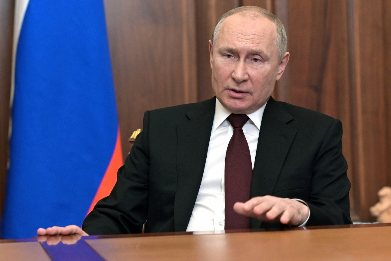 21 lutego 2022 roku Władimir Putin podpisał dekret i uznaniu niepodległości Donieckiej i Ługańskiej Republiki Ludowej na wschodzie Ukrainy.