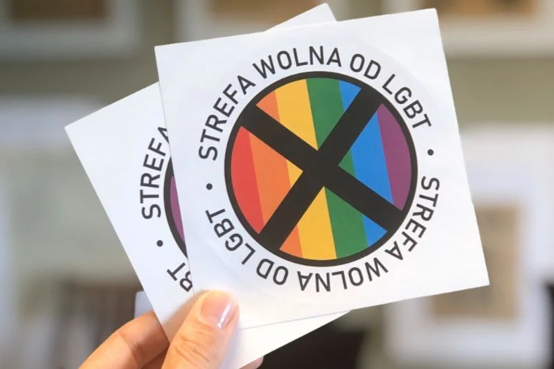 Naklejki porównano do pomysłów niemieckiego ministra propagandy.