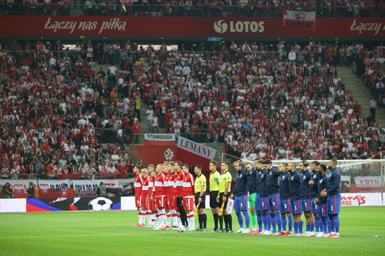 Angielscy piłkarze zostali przywitani przeraźliwymi gwizdami za gest, który zgodnie z tradycją, wykonali przez startem meczu.