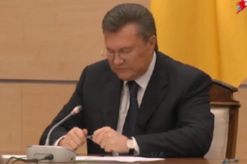 Janukowycz na konferencji prasowej złamał długopis. Przechodzi załamanie nerwowe?