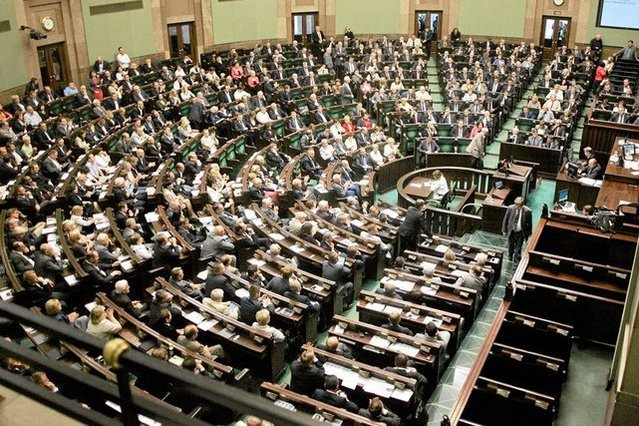 Fotoreporter "SE" nie wejdzie do parlamentu, bo zrobił zdjęcie bosej posłance.