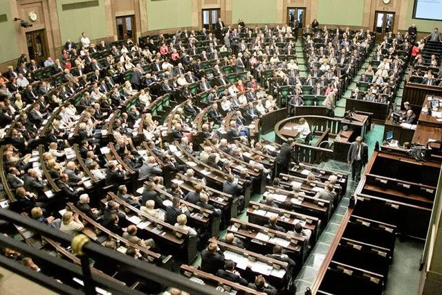 Fotoreporter "SE" nie wejdzie do parlamentu, bo zrobił zdjęcie bosej posłance.