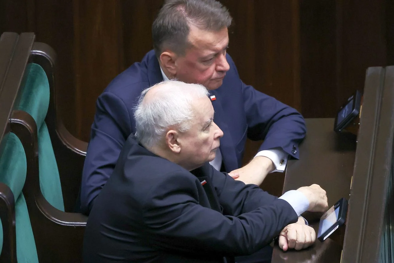 Patrzę i oczom nie wierzę. Te leśne dziadki mają wybrać kandydata PiS na prezydenta? Mariusz Błaszczak i Jarosław Kaczyński
