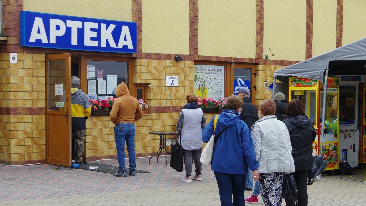 Kolejka klientów do apteki